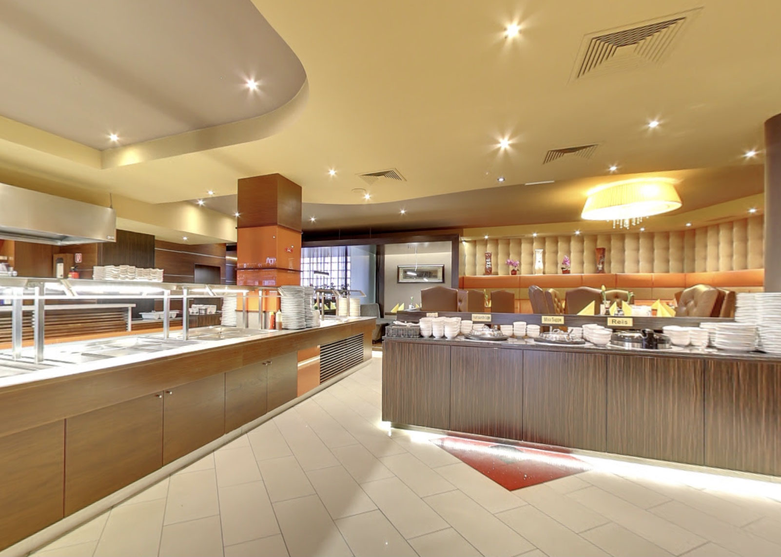 Buffet und Gastraum des Tokyo Restaurants