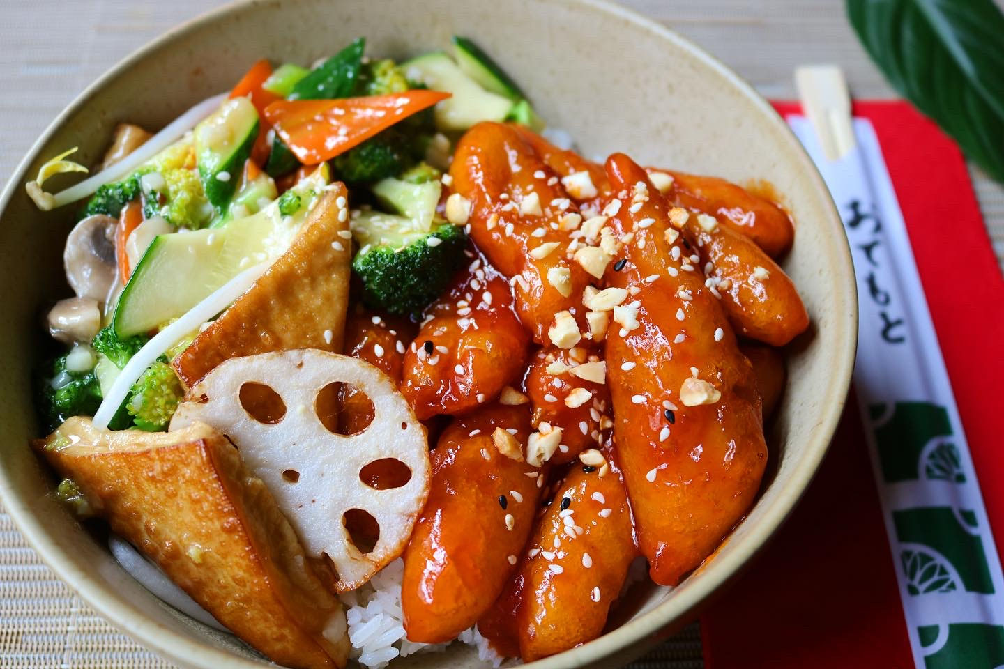Bowl mit Gemüse, Tofu und knusprigem Huhn