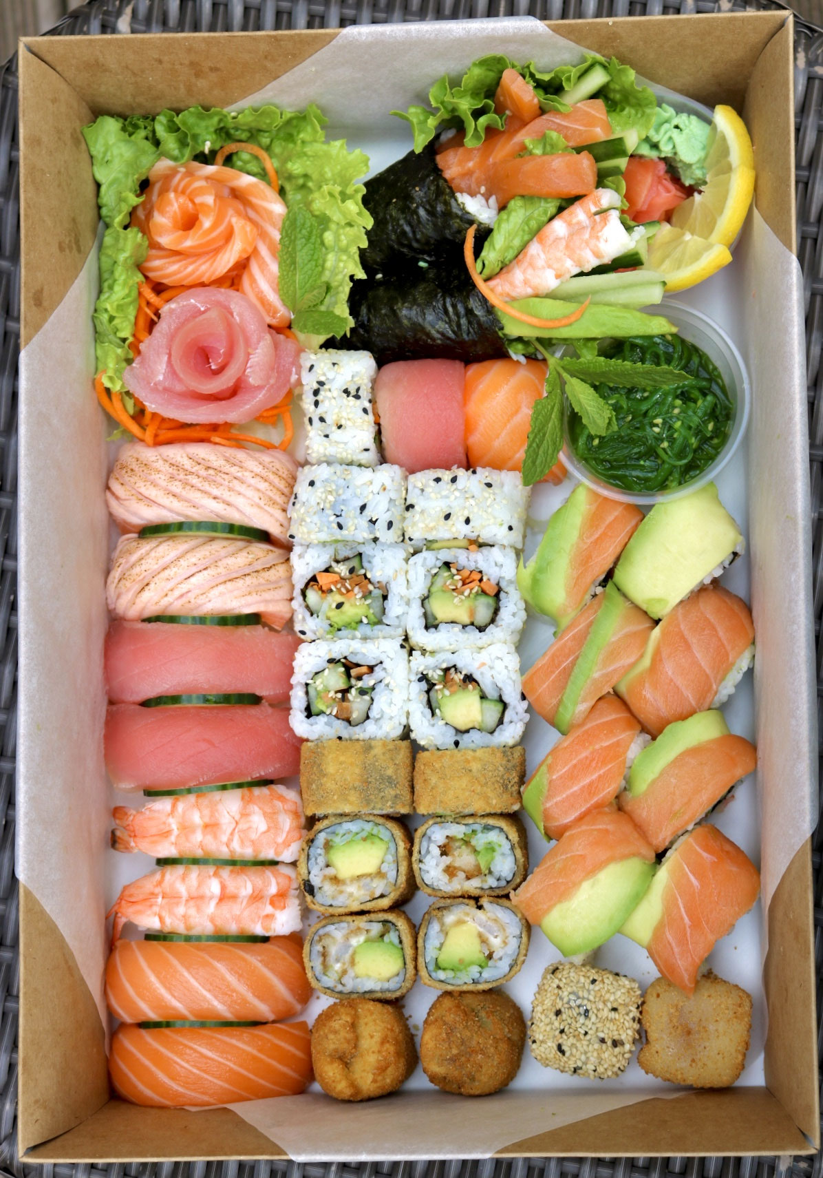 Große Sushi-Auswahl in einer Box