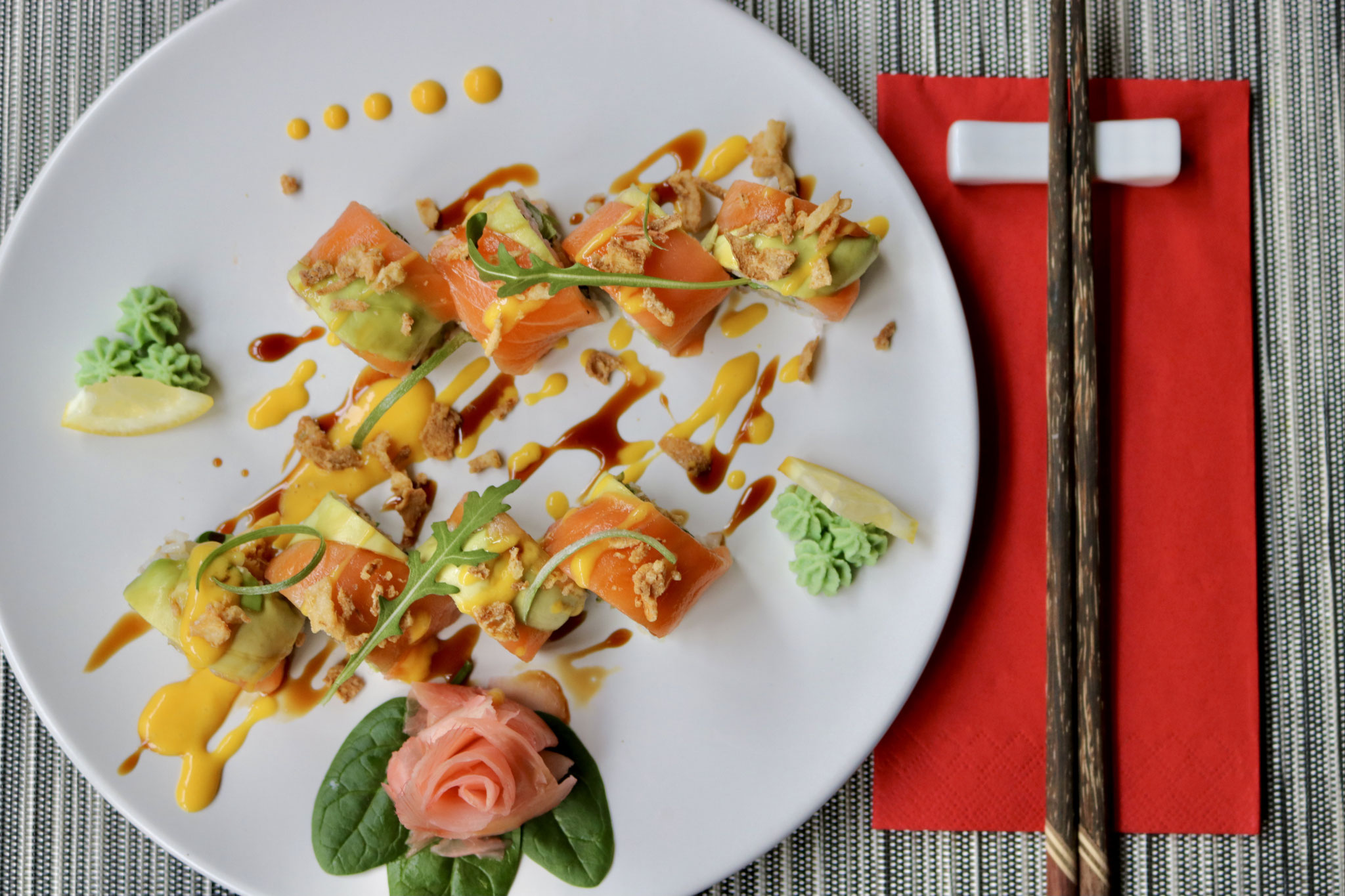 Sushi-Teller mit Essstäbchen