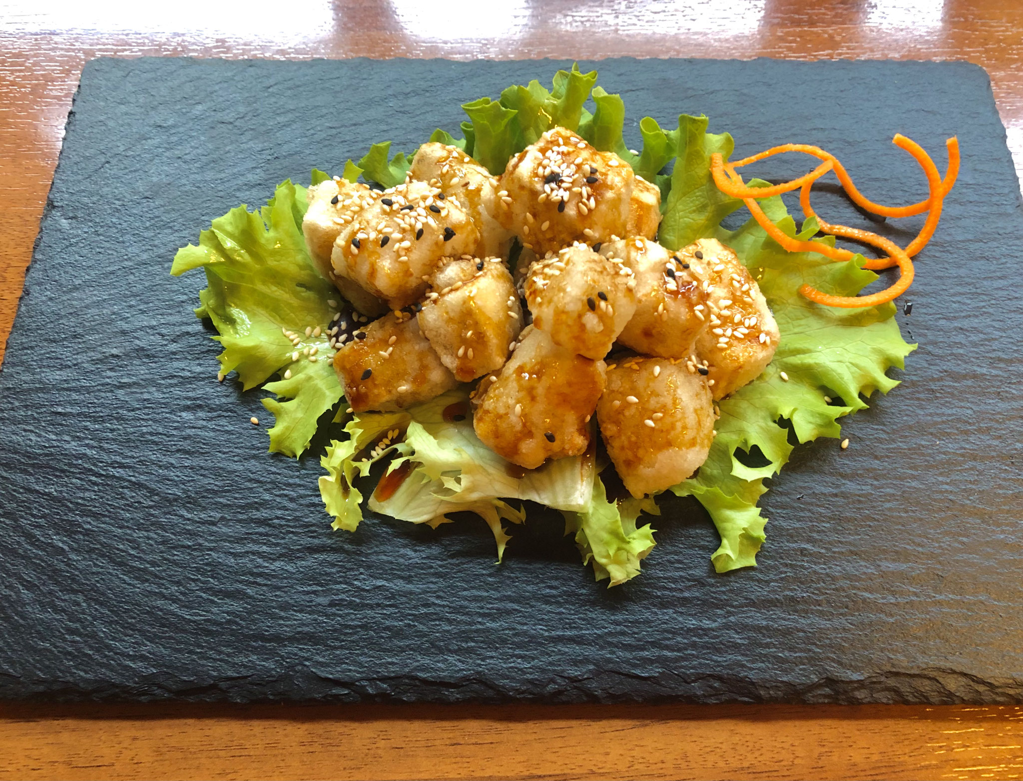 Knuspriges Hühnerfleisch auf Salat